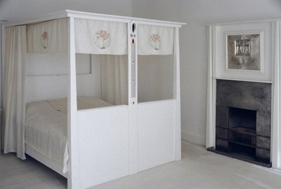 No. 120 Mains Street、グラスゴー、四柱式ベッド用に設計された家具、c.1900（塗装木材とエナメル） 作： Charles Rennie Mackintosh