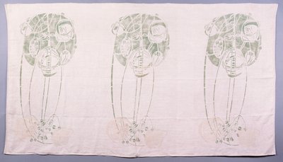 緑とクリーム色の3つの様式化されたバラのモチーフのパネル、1900年頃のキングスバラガーデンズ14番地の応接室に落ち着くコーナーの裏側（ステンシルリネン） 作： Charles Rennie Mackintosh
