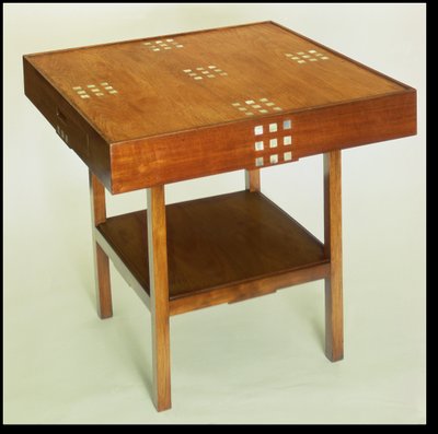 マザーオブパールインレイのあるテーブル、1918年 作： Charles Rennie Mackintosh