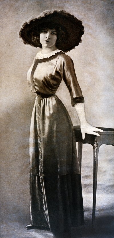 1909年頃、ポーラーワスプの腰にエミーリー・ブショーの肖像（モノクロ写真） 作： Charles Reutlinger