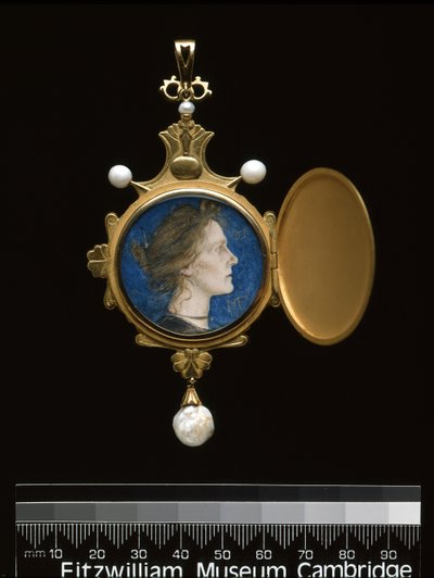 ペンダント：ミスエディスエマクーパー（1862-1913）1901（ゴールド、エナメル、パール、WC） 作： Charles Ricketts