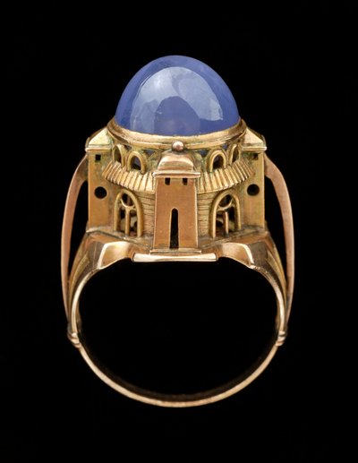 サバタイリング、1904年（カボションスターサファイア付きゴールド） 作： Charles Ricketts