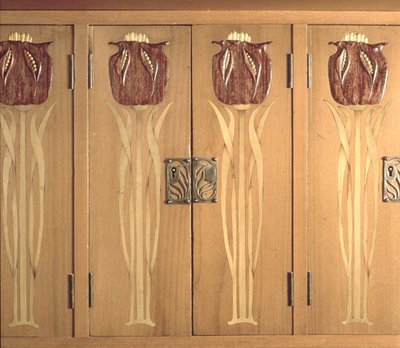 1898-99年頃、ギルド・オブ・ハンドクラフトによるキャビネットの象嵌彫刻の詳細（マホガニー、ホーリー、真鍮 作： Charles Robert Ashbee