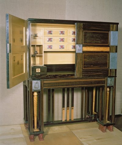ライティングキャビネット、1902年（木と鉄の付属品） 作： Charles Robert Ashbee