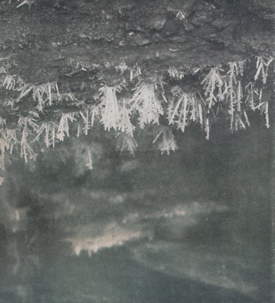 「アルフ川の頭にある洞窟の屋根の氷の結晶」、c1911、1913 作： Charles S Wright