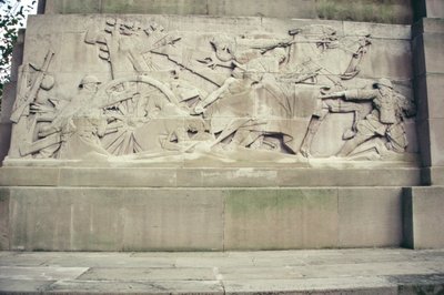 1914-18、1925年の王立砲兵記念碑の詳細（ポートランドの石） 作： Charles Sergeant Jagger