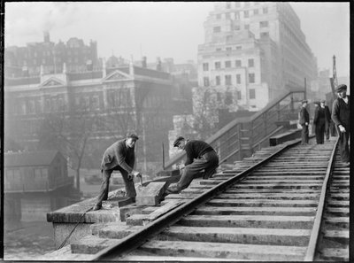ウォータールー橋の解体、ウェストミンスター市、グレーター ロンドン オーソリティー、1936 年。 作： Charles William Prickett