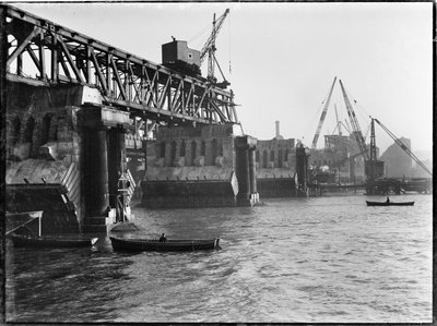 ウォータールー橋の解体、ランベス、グレーター ロンドン オーソリティー、1936 年。 作： Charles William Prickett