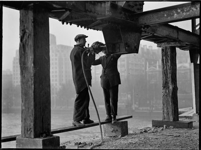 ウォータールー橋の解体、ランベス、グレーター ロンドン オーソリティー、1936 年。 作： Charles William Prickett