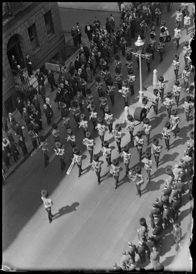 1930 年代初頭、ロンドン、ビクトリア十字章を授与された軍人の葬列。 作： Charles William Prickett