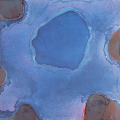 フリージアンブルー、1997（ジェッソボードの油と釉薬） 作： Charlotte Johnstone