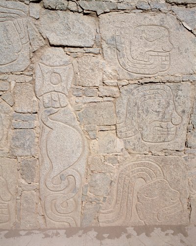 プレコロンビアの美術：遺跡のレリーフ、紀元前9世紀（撮影 作： Chavin Chavin