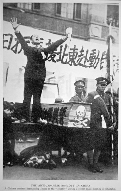 1932年の中国抗日ボイコットの一環として上海で行われた大衆集会で、日本を敵国と非難する中国人学生 作： Chinese Photographer