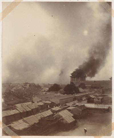 1900年、北京の正門で大火事 作： Chinese Photographer