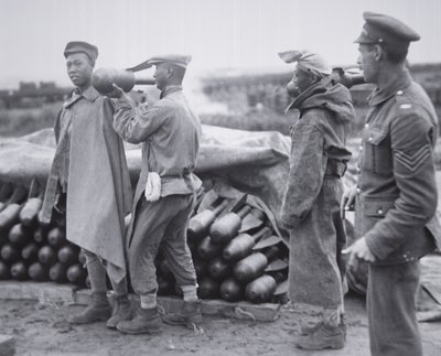 フランスの兵器庫で爆弾をストックする中国の部隊 作： Chinese Photographer
