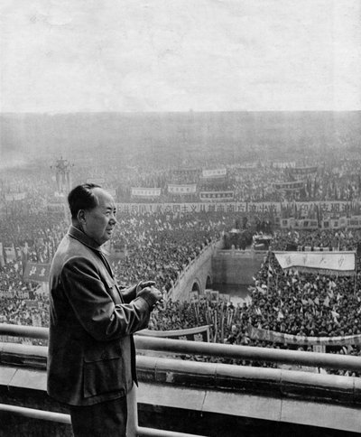 共産党記念式典での毛沢東（1893-1976）の肖像。1960年頃の中国。 作： Chinese Photographer