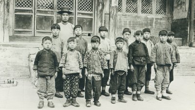 学校の先生と生徒たち 作： Chinese Photographer