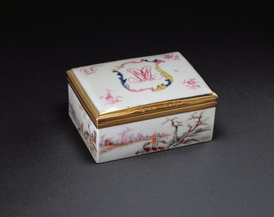 モノグラムの嗅ぎタバコ箱、乾隆期（1736-95）c.1750（磁器） 作： Chinese School