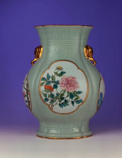 「四季の花」、1735-1795を描いた4つのエナメルの1つである、サクラとバラの金色の輪郭が描かれたエナメルを備えた、上質で非常に珍しい粉彩青磁花瓶 作： Chinese School