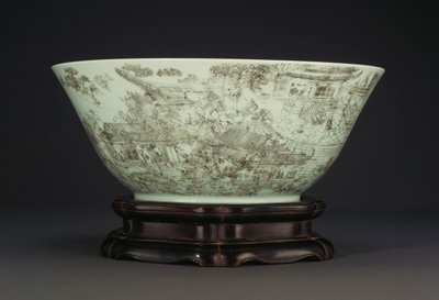 宮殿の敷地内の女性の連続したシーンを描いた大きな切り込みのある磁器のボウル、1796-1820 作： Chinese School