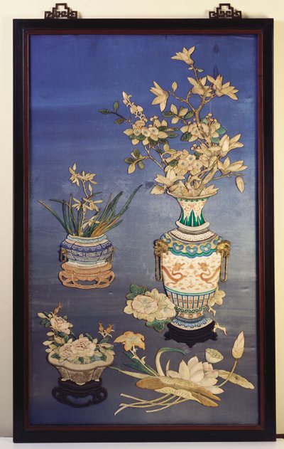 桜、モクレン、蘭が描かれた花瓶や、蓮、小百合、朝顔の小枝にバラが飾られた花瓶を描いたシルクパネル 作： Chinese School
