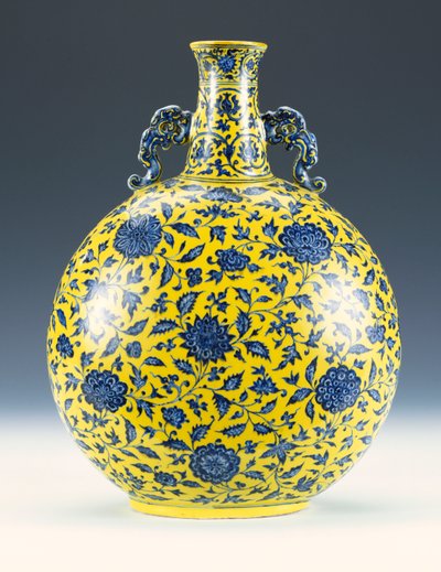牡丹と蓮の模様の釉下青と黄色のエナメルを塗られたムーンフラスコ、c.1723-1735 作： Chinese School