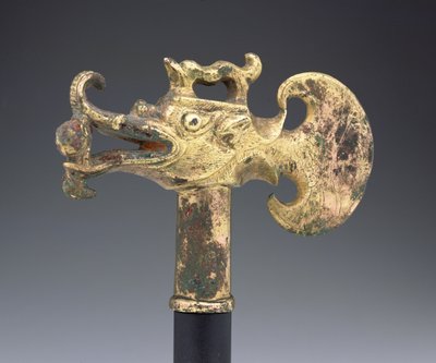 龍魚の形をした斧の頭、唐王朝（銀箔） 作： Chinese School