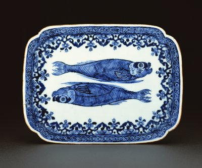 魚で描いた青と白の輸出磁器皿（磁器） 作： Chinese School