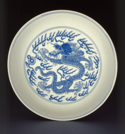 ドラゴンで描かれた青と白の磁器の皿、乾隆の刻印と時代、1736-1795（磁器） 作： Chinese School