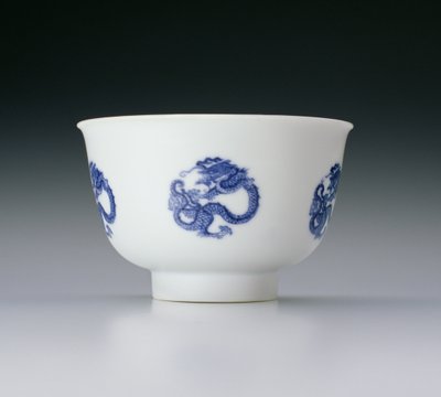 龍の丸い装飾が施されたボウル、康西のマークと期間1662-1722（青い下絵の磁器）（142285も参照） 作： Chinese School
