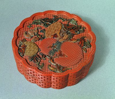 黄土色、緑と茶色の装飾が施されたボックス、18世紀（辰砂漆） 作： Chinese School