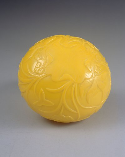 彫刻された碗、乾隆期（1736-95）（色ガラス）（272124も参照） 作： Chinese School