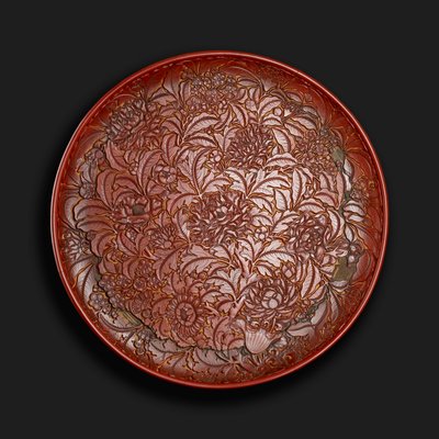 ベースにクアンデ（1426-36）のマークが刻まれた彫刻が施された皿、中華料理（木材に赤い漆） 作： Chinese School