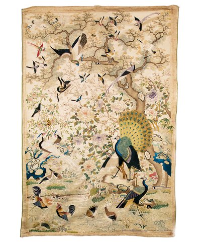 牡丹とサクラの花のある節くれだった木の下にクジャクと他の多数の鳥が刺繍されたパネル 作： Chinese School