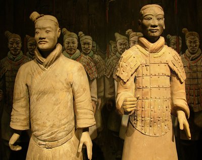 秦の始皇帝の兵馬俑（紀元前260年から210年）、西安、陝西歴史博物館。撮影、レナード・デ・セルバ、2006年。 作： Chinese School