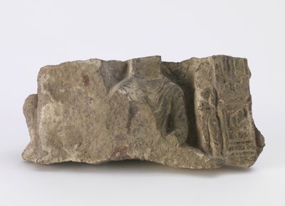 かけられた仏の胴、立っている菩薩、正面の2つのカルトゥーシュを示す断片、c.500 作： Chinese School