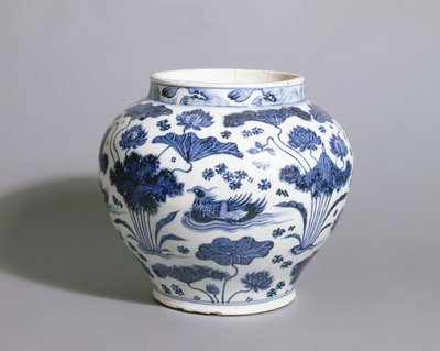 14世紀半ば、元王朝時代の関壺（磁器） 作： Chinese School