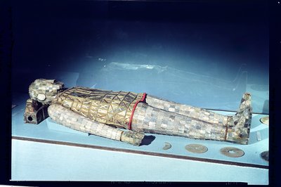 玉漢王妃の墓からの陵墓、劉生の妻（紀元前113年）陵上、万成、北朝鮮、西漢時代（金糸の玉） 作： Chinese School
