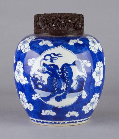 ジャー（カバーとドラゴンのデザイン付き）、1662-1722（セラミック） 作： Chinese School