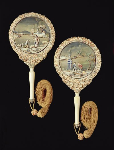1736-95年に乾隆期にカントンで作られたと思われる手鏡のペア（多色アイボリー）（207209を参照） 作： Chinese School
