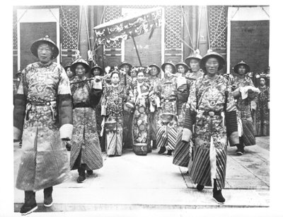 TzU-Hsi（1835-1908）の肖像待機中の女性と警備員がいる中国のDowager皇后 作： Chinese School