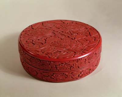 牡丹で飾られた赤い漆箱、1426-27（木） 作： Chinese School