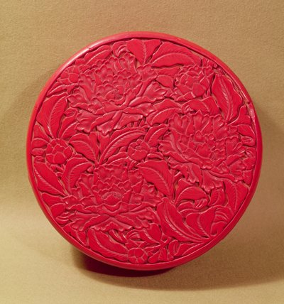 牡丹で飾られた赤い漆箱、c.1426-35（木材に漆）（52020も参照） 作： Chinese School