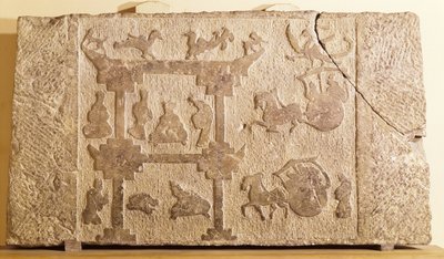 馬車と神話上の鳥で飾られたスラブ、ハン王朝（206 BC-AD 220）（砂岩） 作： Chinese School