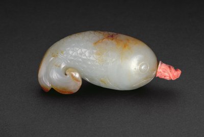 カールしたトレフォイルテール（セラドンとサンゴ）が付いた魚の形の嗅ぎタバコボトル 作： Chinese School