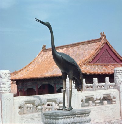 明王朝を背景にした最高の調和の殿堂のサイドパビリオンを持つコウノトリの像 作： Chinese School