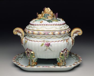 スタンド上のテリーヌ、1775年頃 作： Chinese School