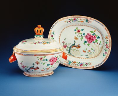 二重孔雀パターンで描かれたTureen、カバー、スタンド、乾隆期（1736-95）（磁器） 作： Chinese School