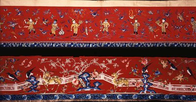 赤い羊毛の2つの中国の水平掛け、1つは主に青い絹の色合いで刺繍され、金箔の糸で遊んでいる少年たちを描いています 作： Chinese School