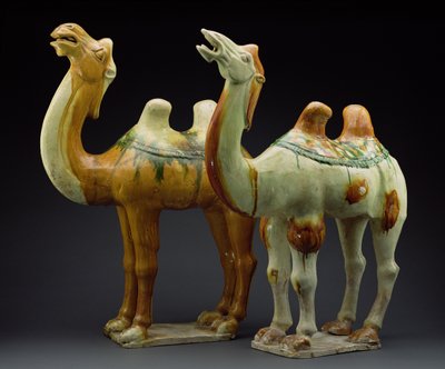 2頭のラクダ、唐時代（618-907）（艶出しの陶器） 作： Chinese School